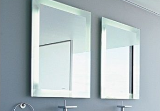 Espejos montados igual que un cuadro, con una pieza en la parte posterior que permite su instalación sin pegar en la pared. Este sistema permite retirarlos si es preciso.